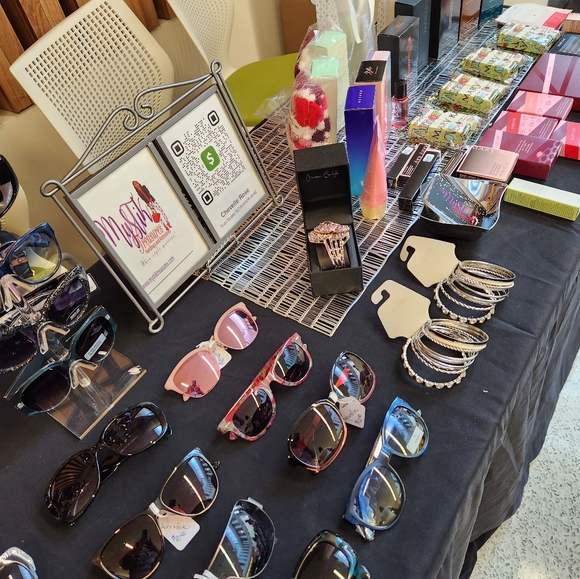 Meet your Posher, Mystik - Picture 4 of 11